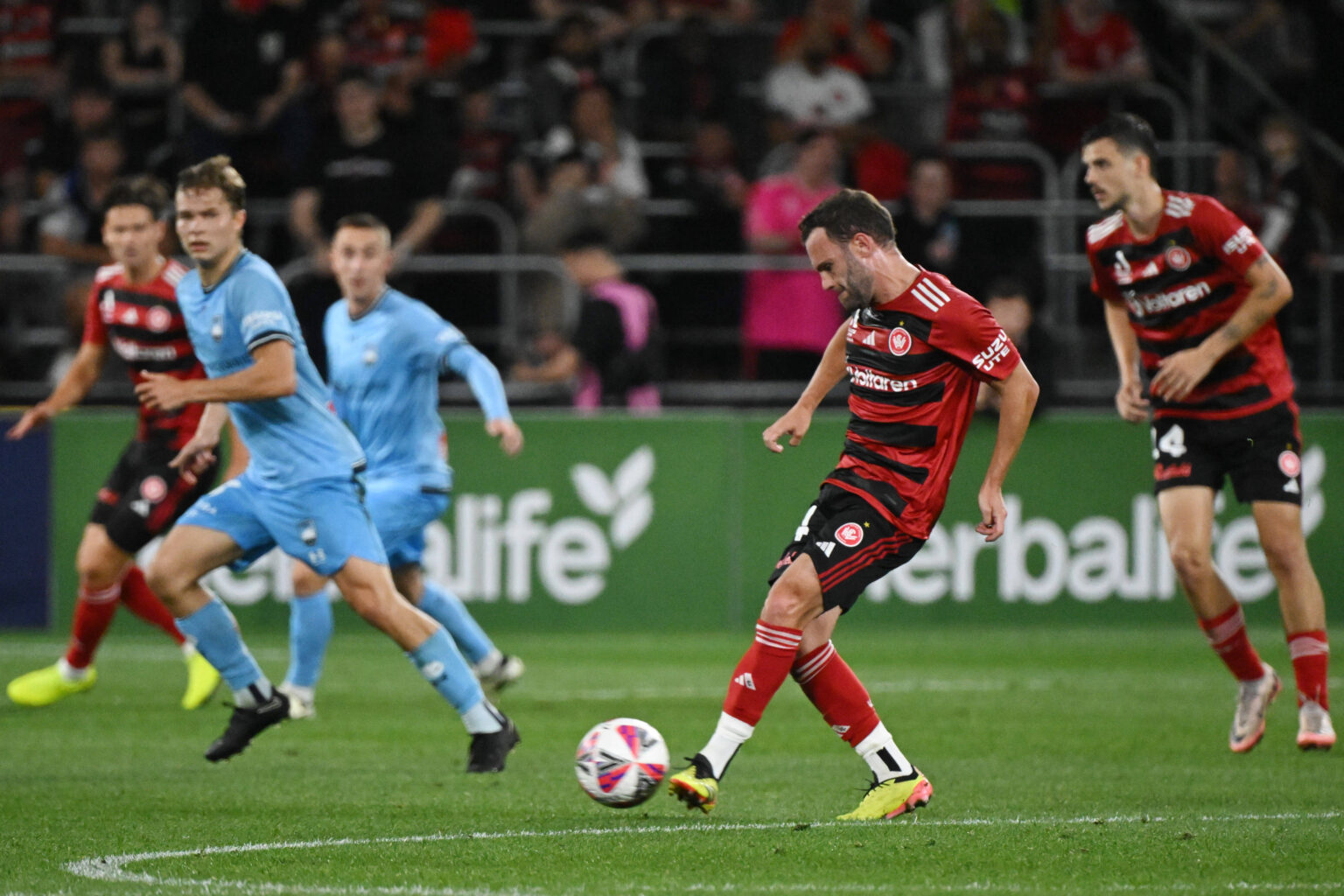 Juan Mata pasa el balón en el derby de Sidney.
