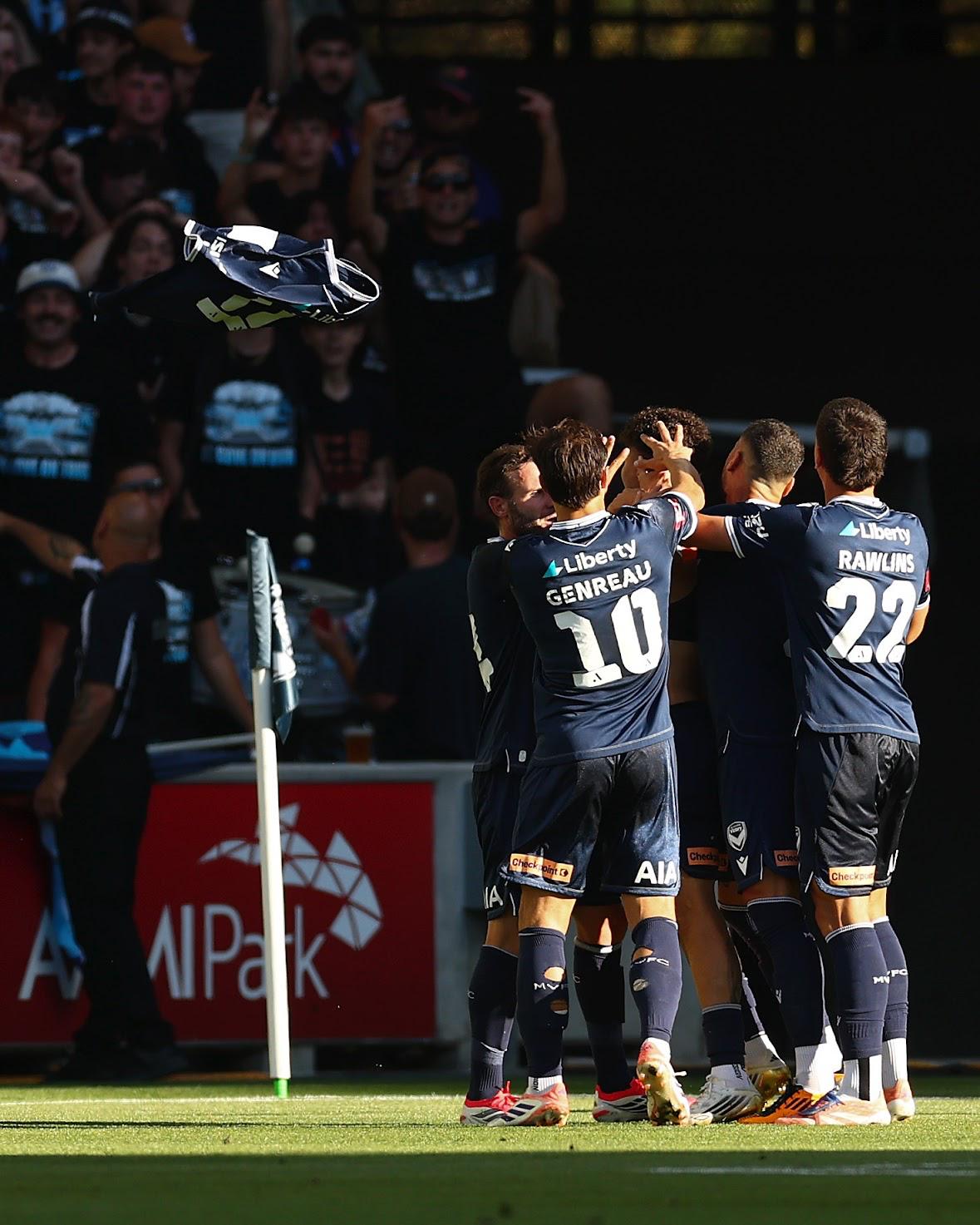 Los jugadores del Melbourne Victory celebran el triunfo
