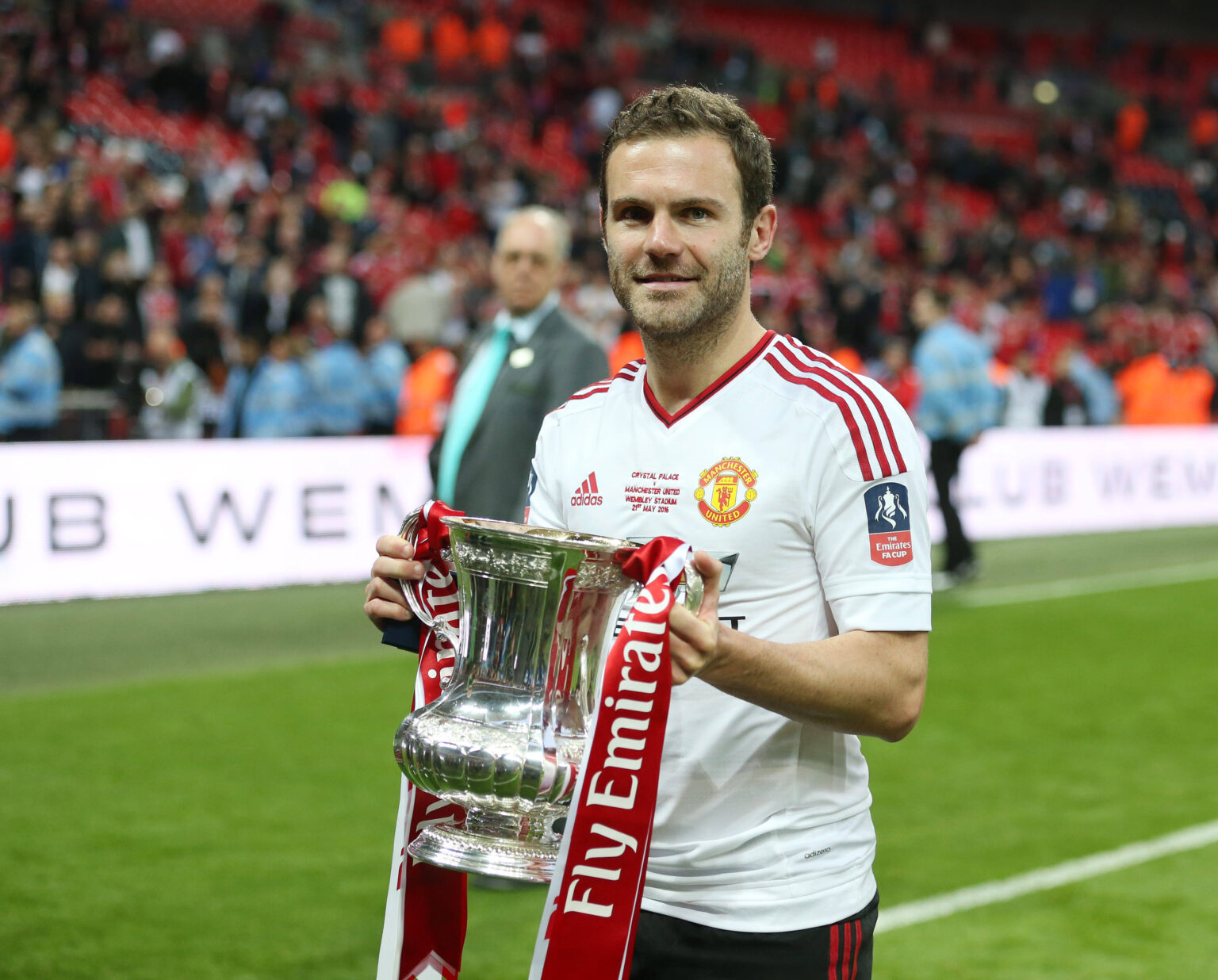 Juan Mata, con el trofeo de campeón de la FA Cup en Wembley